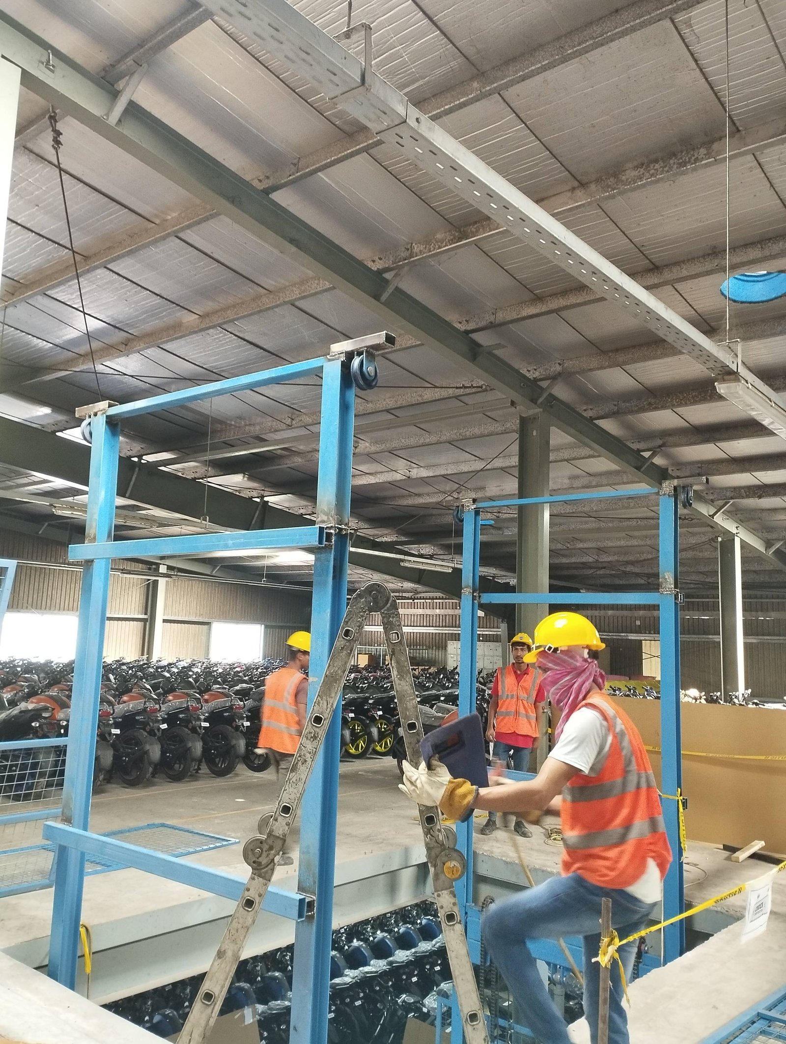 Hydraulic Cargo Lift — photo 5