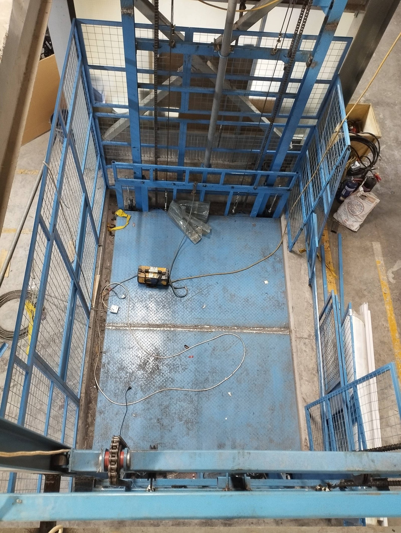 Hydraulic Cargo Lift — photo 6